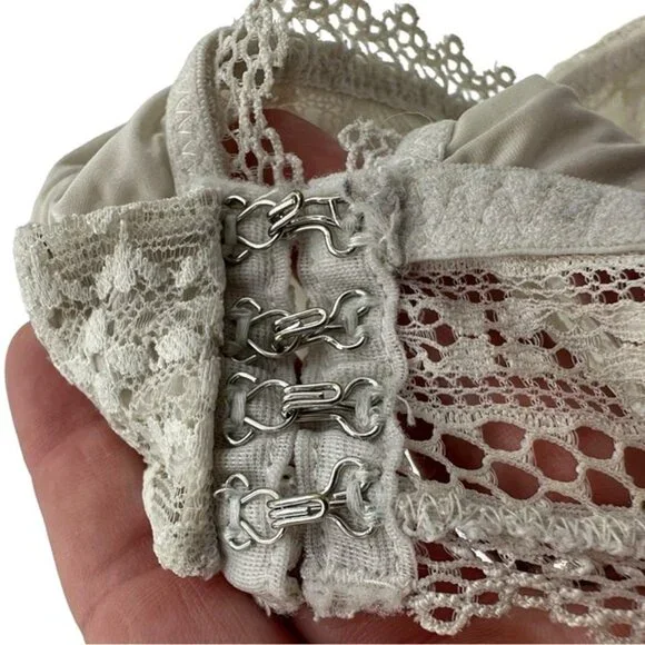 Victoria’s Secret Off White Lace Front Clasp Bralette Wireless size medium - Picture 6 of 6